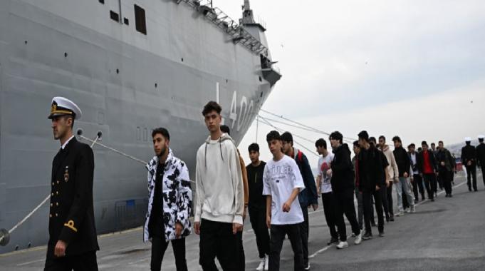 Sarayburnu Limanı&#039;na demirleyen TCG Anadolu gemisi ziyarete açıldı