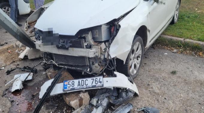 Sivas&#039;ta fren yerine gaza basınca olanlar oldu: Araçlara çarptı