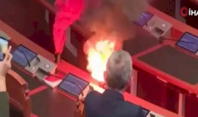 Arnavutluk’ta muhalif milletvekilleri parlamentoda yangın çıkardı