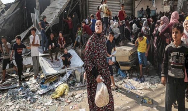 Gazze'de ekmek kuyruğundaki insanlar hava saldırılarına maruz kalıyor