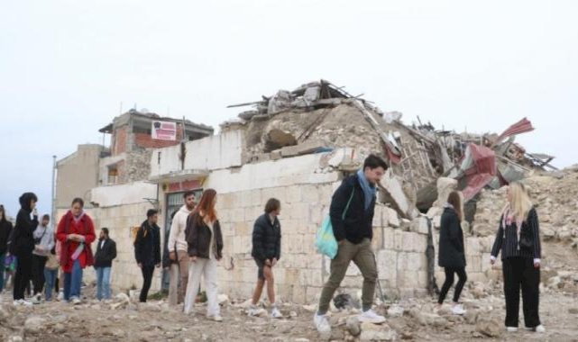 Hatay'da yıkımların arasında gezinen gençlerin duygu dolu anları