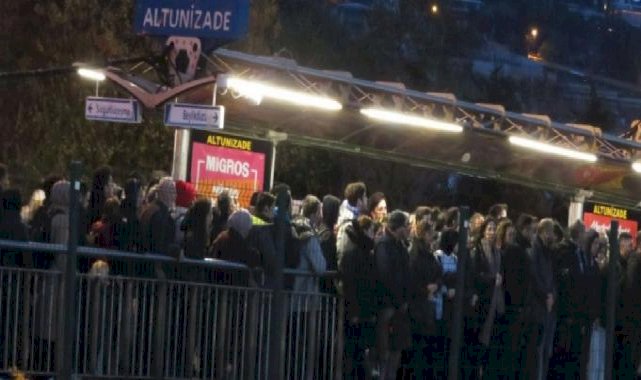 İstanbul'u fırtına vurdu! Vapur seferleri iptal edilince Marmaray ve metrobüse akın ettiler