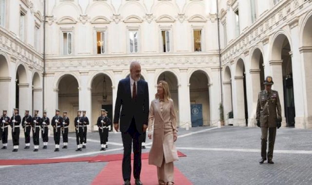 İtalya, Arnavutluk'ta göçmenler için merkezler kuracak