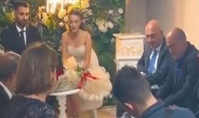 Kız isteme töreninde damadının elini öpen baba yüzleri gülümsetti