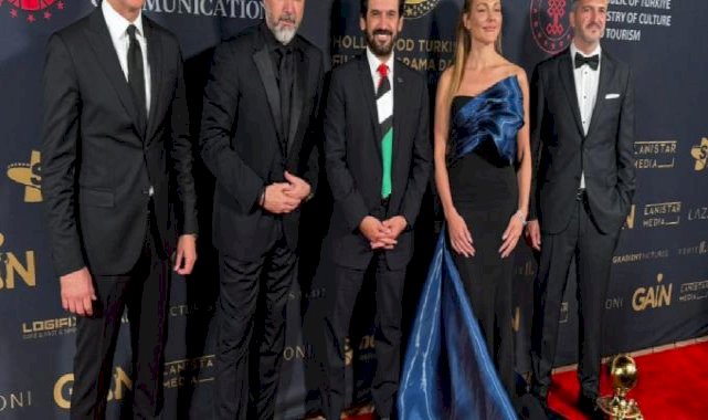 Kültür ve Turizm Bakan Yardımcısı Batuhan Mumcu, Filistin bayrağı renklerini taşıyan kravatla Los Angeles'ta