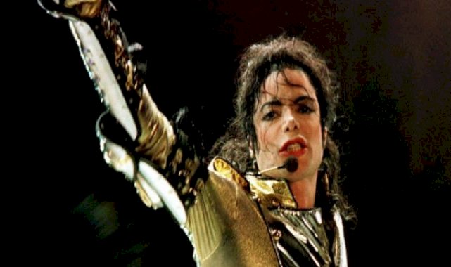 Michael Jackson'ın ceketi açık artırmada 306 bin dolara satıldı