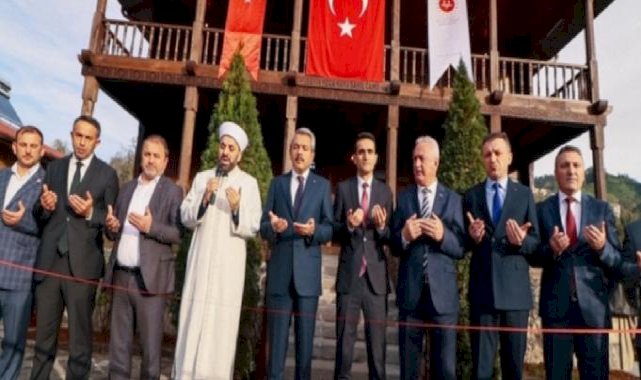 Rize'deki tarihi Hüseyin Hoca Köyü Sahil Camii yeniden ibadete açıldı