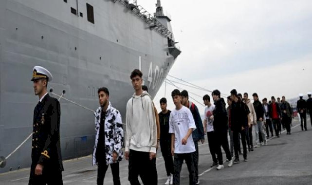 Sarayburnu Limanı'na demirleyen TCG Anadolu gemisi ziyarete açıldı