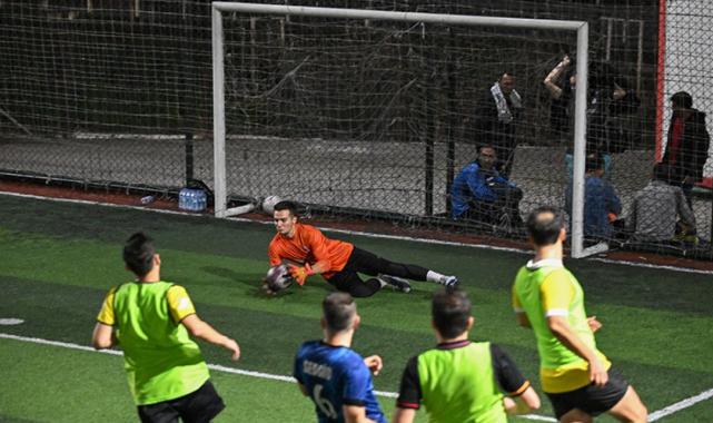 Takım bulamayan amatör kaleci, ücret karşılığı halı saha maçlarına çıkıyor
