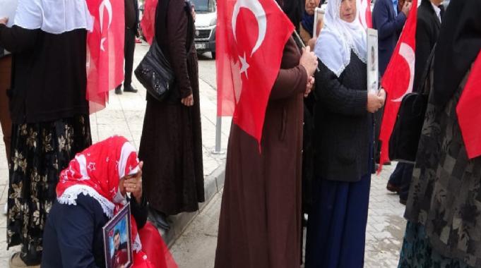 Van'da evlat nöbeti tutan anne: İsrail neyse HDP'de o!