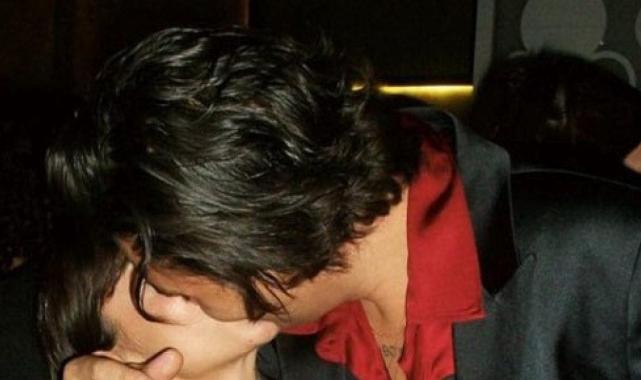 Zeynep Bastık ve sevgilisi Ali Can Ayyıldız'ın dudak dudağa karesi sosyal medyada gündem oldu