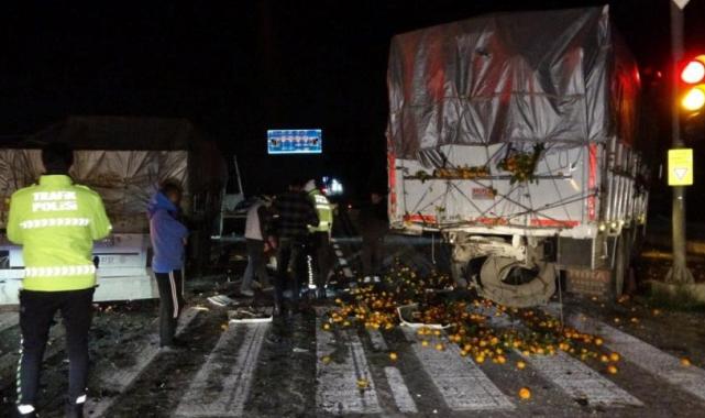 Alanya'da tır kamyona çarptı: Yol manav tezgahına döndü