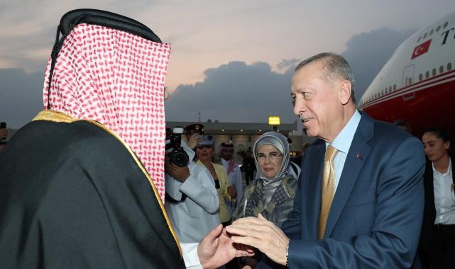 Almanya Cumhurbaşkanı'nı bekleten Katar, Cumhurbaşkanı Erdoğan'ı güllerle karşıladı