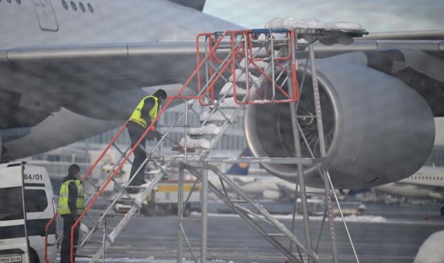 Almanya'da kar kaosu: Münih Havalimanı'nda uçuşlar durduruldu