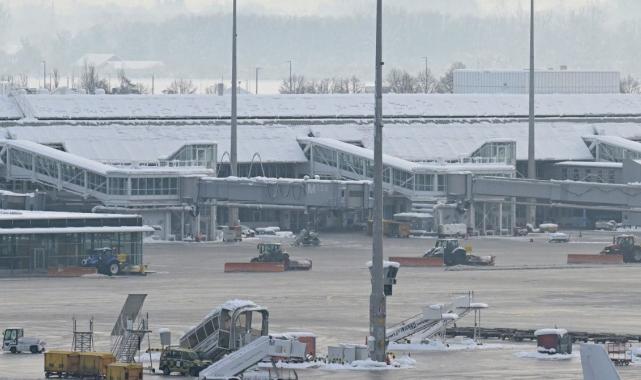 Almanya'da kar kaosu: Münih Havalimanı'nda uçuşlar durduruldu