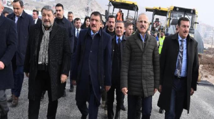 Bakan Uraloğlu'ndan yılın son mesaisi Malatya oldu... Deprem konutlarının yolları hazır