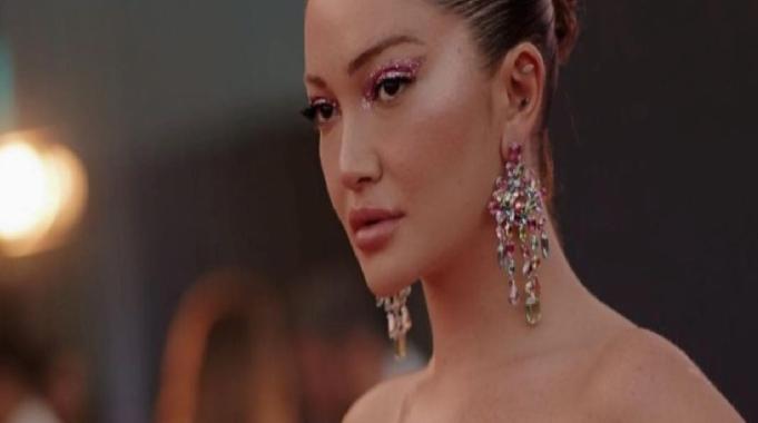 Danla Biliç’in mini elbisesiyle verdiği pozlar ortalığı kasıp kavurdu! "Çakal çok şanslı…"