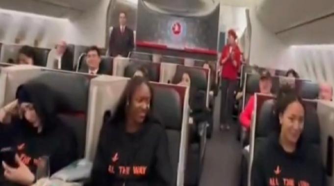 Dünya şampiyonu Eczacıbaşı ile ikinci VakıfBank oyuncularına pilottan jest