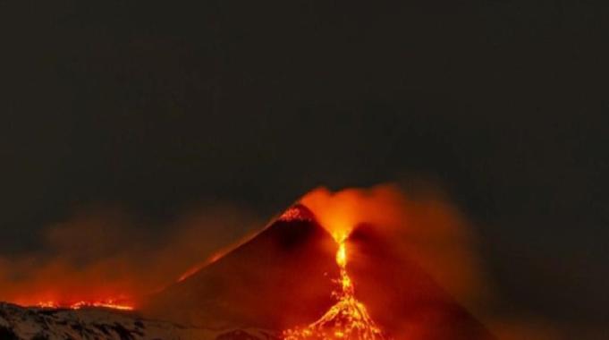Etna Yanardağı lav püskürtmeye devam ediyor