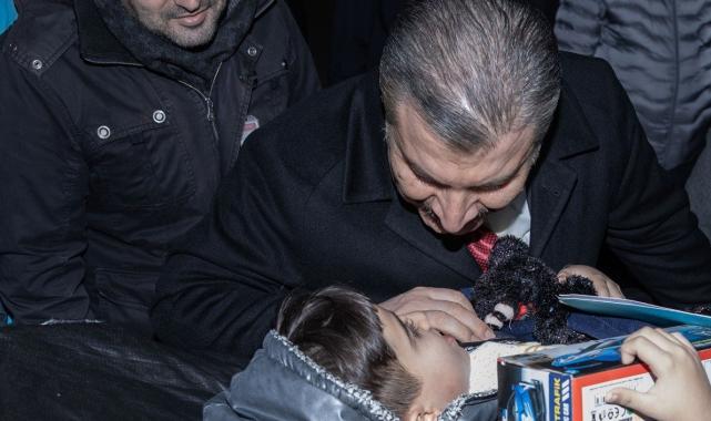 Fahrettin Koca: Cumhurbaşkanı'mıza yardım çağrısı yapan Filistinli çocuklara ulaştık