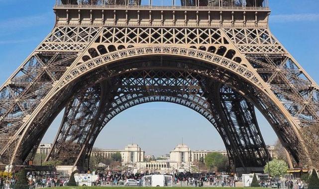 Fransa'da grev! Eyfel Kulesi ziyarete kapatıldı
