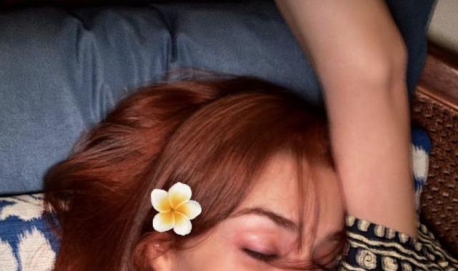 Hande Erçel yeni imajıyla paylaşım yapmaya doymuyor! Bu sefer dinlenirken koydu