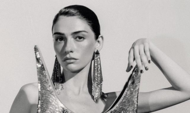 Hazar Ergüçlü'nün cesur pozu sosyal medyayı salladı: Takipçileri "Yakıyorsun" yazdı