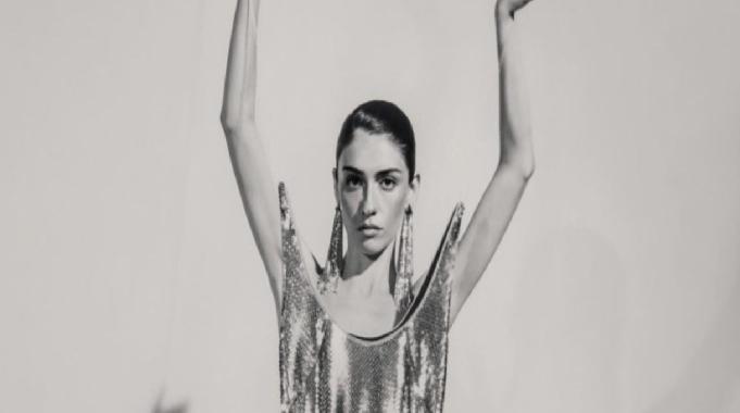 Hazar Ergüçlü&#039;nün cesur pozu sosyal medyayı salladı: Takipçileri &quot;Yakıyorsun&quot; yazdı