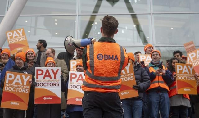 İngiltere'de pratisyen hekimler bir kez daha greve gitti! 3 günlüğüne iş bıraktılar..