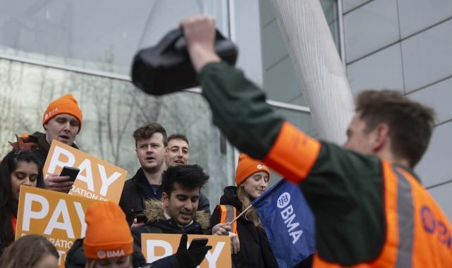 İngiltere'de pratisyen hekimler bir kez daha greve gitti! 3 günlüğüne iş bıraktılar..