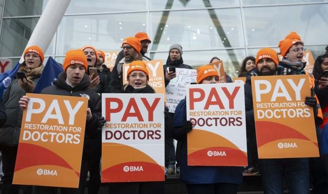 İngiltere'de pratisyen hekimler bir kez daha greve gitti! 3 günlüğüne iş bıraktılar..