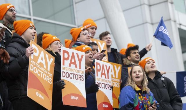 İngiltere'de pratisyen hekimler bir kez daha greve gitti! 3 günlüğüne iş bıraktılar..