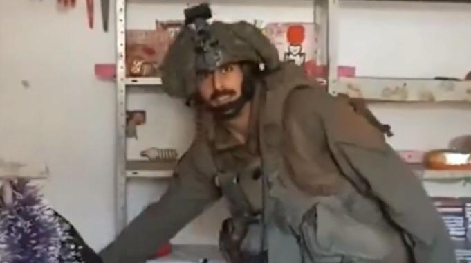İsrail askeri, Gazze'deki dükkanı kırıp döktü