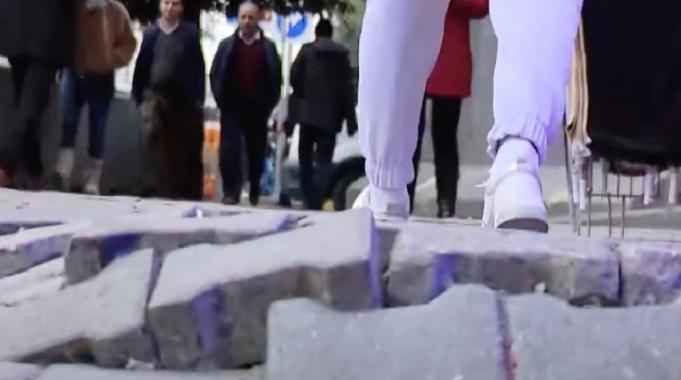 İstanbul Aksaray&#039;da düşme garantili kaldırım