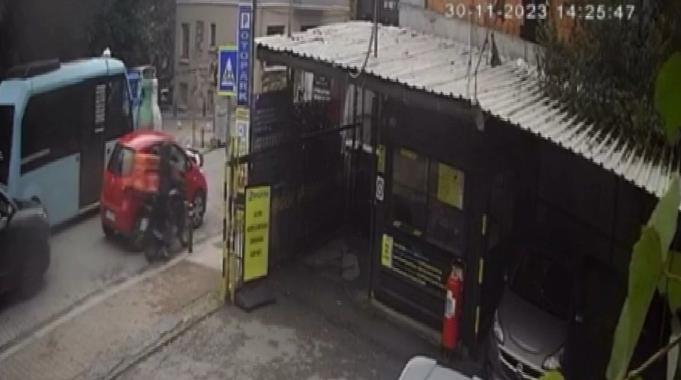 İstanbul Kadıköy&#039;de ters yönden gelip çarptı, motosikletli yerdeyken kaçtı