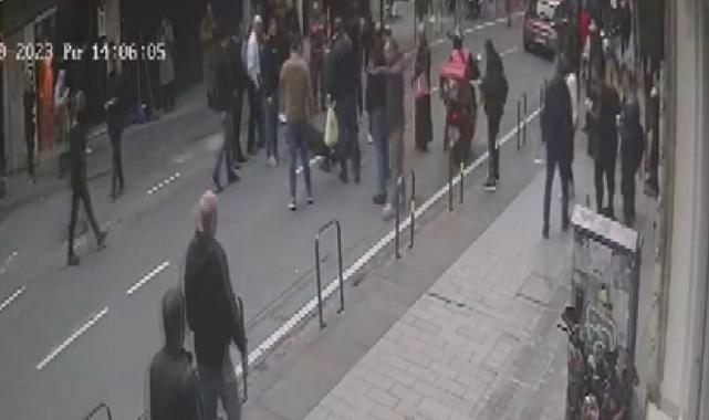 İstanbul'da bir garip olay! Yolda yürürken borçlusunun aracına atladı: O anlar kamerada