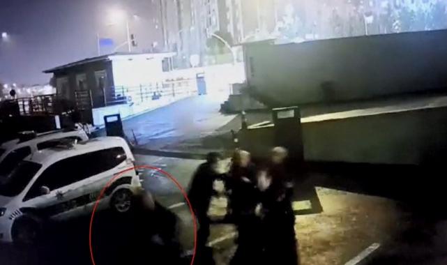 İstanbul'da gözaltına alınan şüphelinin polise kafa atıp kaçtığı anlar
