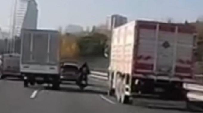 İstanbul'da kamyonetin bariyerlere sıkıştırdığı motosikletli ölümden döndü