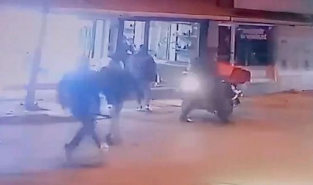 İstanbul'da sokak ortasında kurye şiddeti: Saldırı anı kamerada