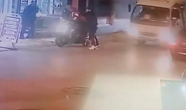 İstanbul'da sokak ortasında kurye şiddeti: Saldırı anı kamerada