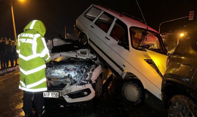 İzmir'de zincirleme kaza: Otomobiller üst üste bindi