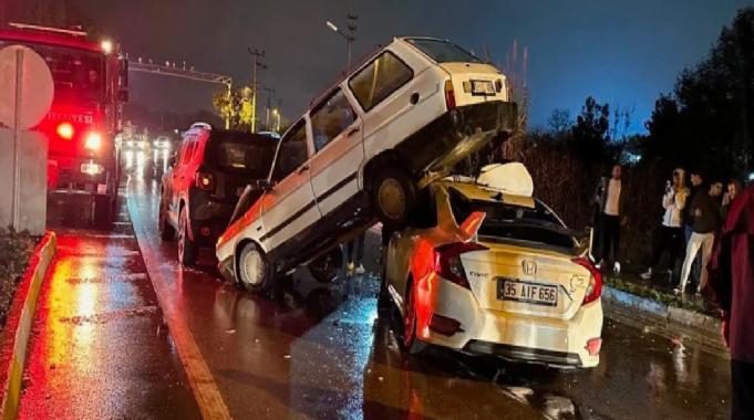 İzmir&#039;de zincirleme kaza: Otomobiller üst üste bindi
