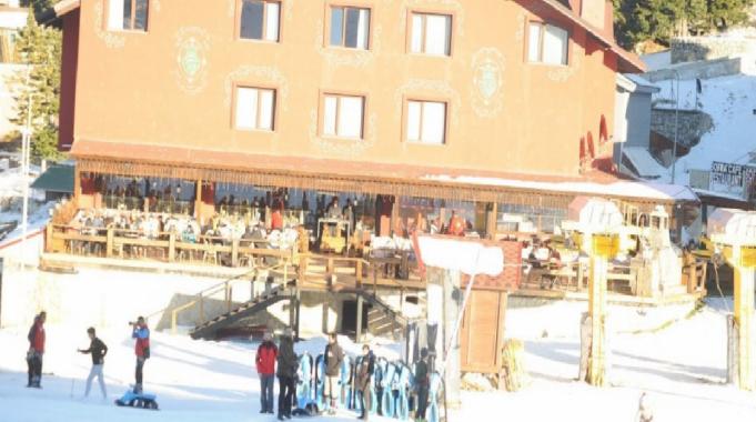 Kar yağmayan Uludağ'da yılbaşı hazırlığı: Gecelik konaklama 14 bin TL