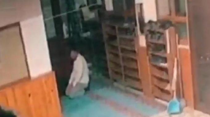 Kütahya&#039;da namaz kılar gibi yapıp para çalan hırsız tutuklandı! O anlar kamerada...