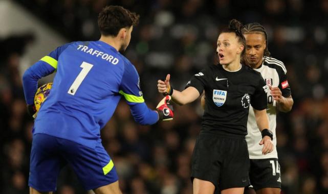 Premier Lig'de ilk! Kadın hakem Rebecca Welch tarihe geçti