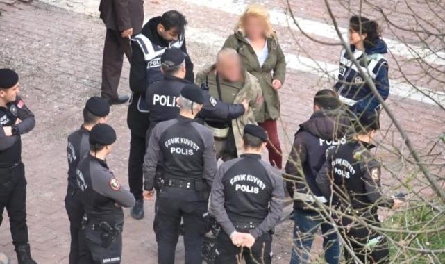Samsun'da parktaki sarhoş adam polise yumruk attı