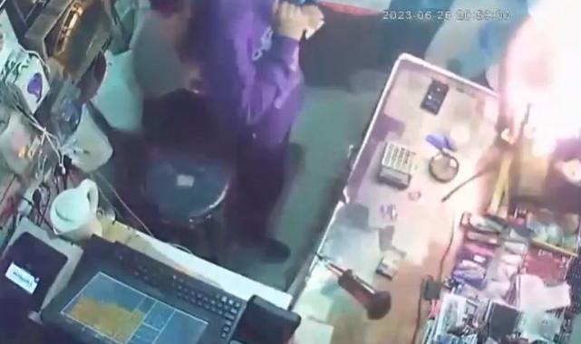 Sarıyer'de panik anları! Alevleri tekmeleyerek söndürdü...