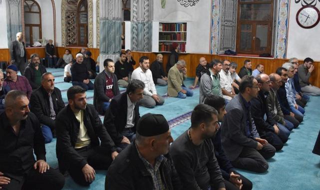 Şehitler için sabah namazında dua edildi