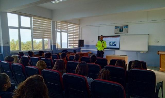 Sinop Emniyet Müdürlüğü ekipleri, lise öğrencilerine trafik eğitimi verdi