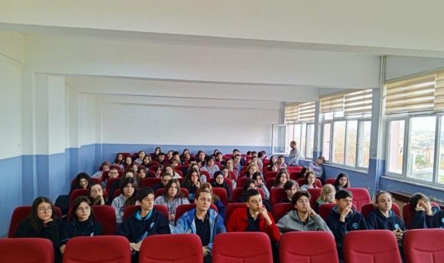 Sinop Emniyet Müdürlüğü ekipleri, lise öğrencilerine trafik eğitimi verdi